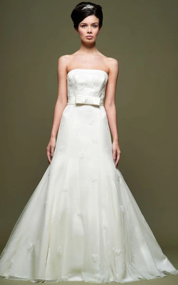 Satin Strapless V-Back Wedding Dress with Appliques and Court Train