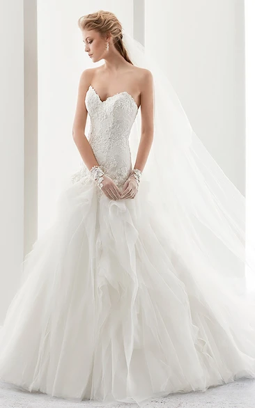 Court Train Lace Bridal Gown with Sweetheart Neckline and Appliques