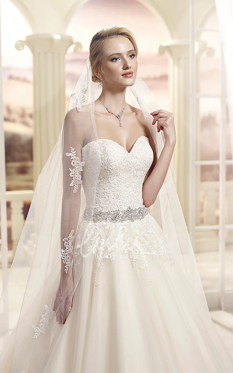 Floor-Length Tulle&Lace Ball Gown Wedding Dress with Sweetheart Neckline and Court Train