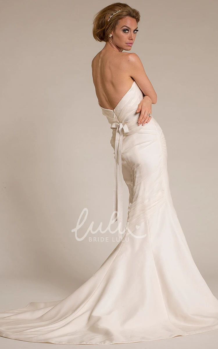 Sheath Sweetheart Satin Wedding Dress with Ruched Bodice and Flower Detail Wedding Dress 2024 Elegant