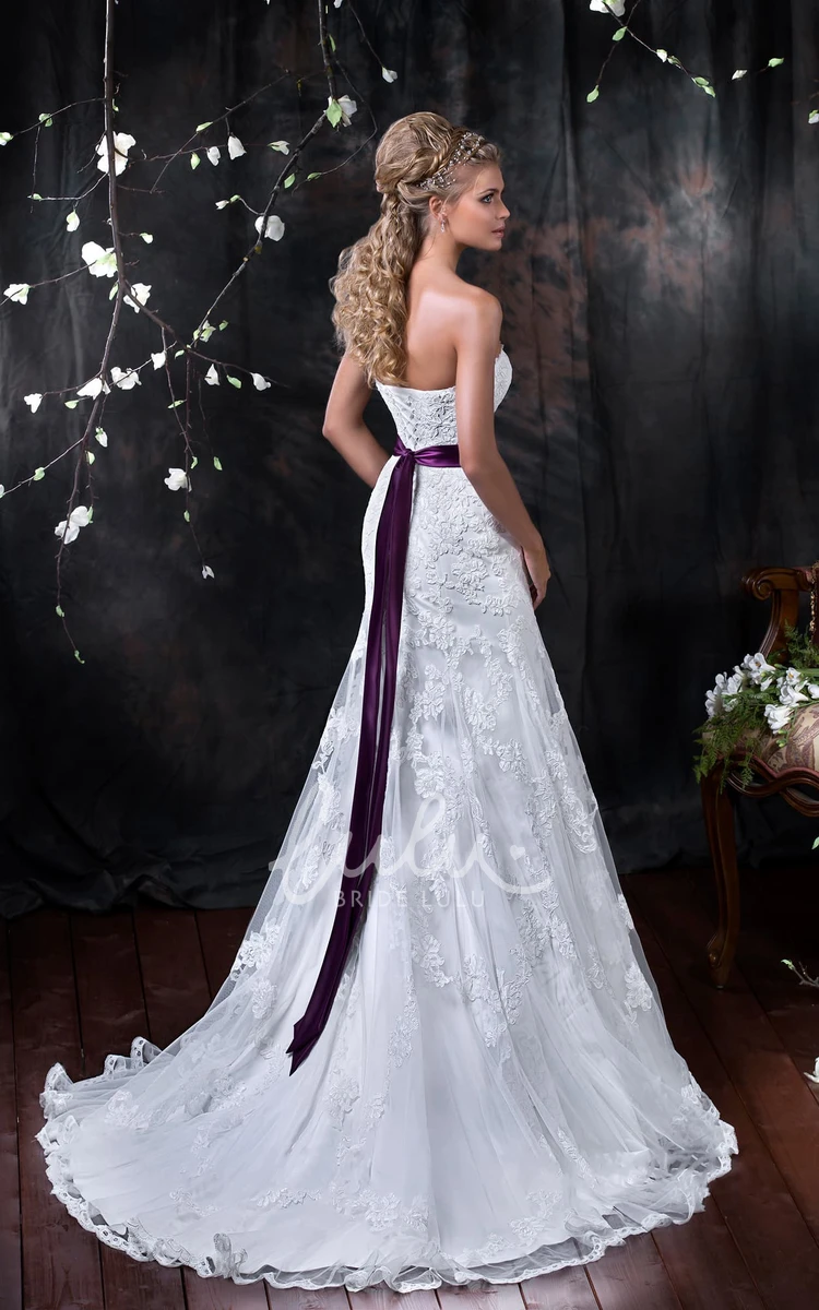 Lace Sweetheart A-Line Wedding Dress with Appliques and Flower Floor-Length