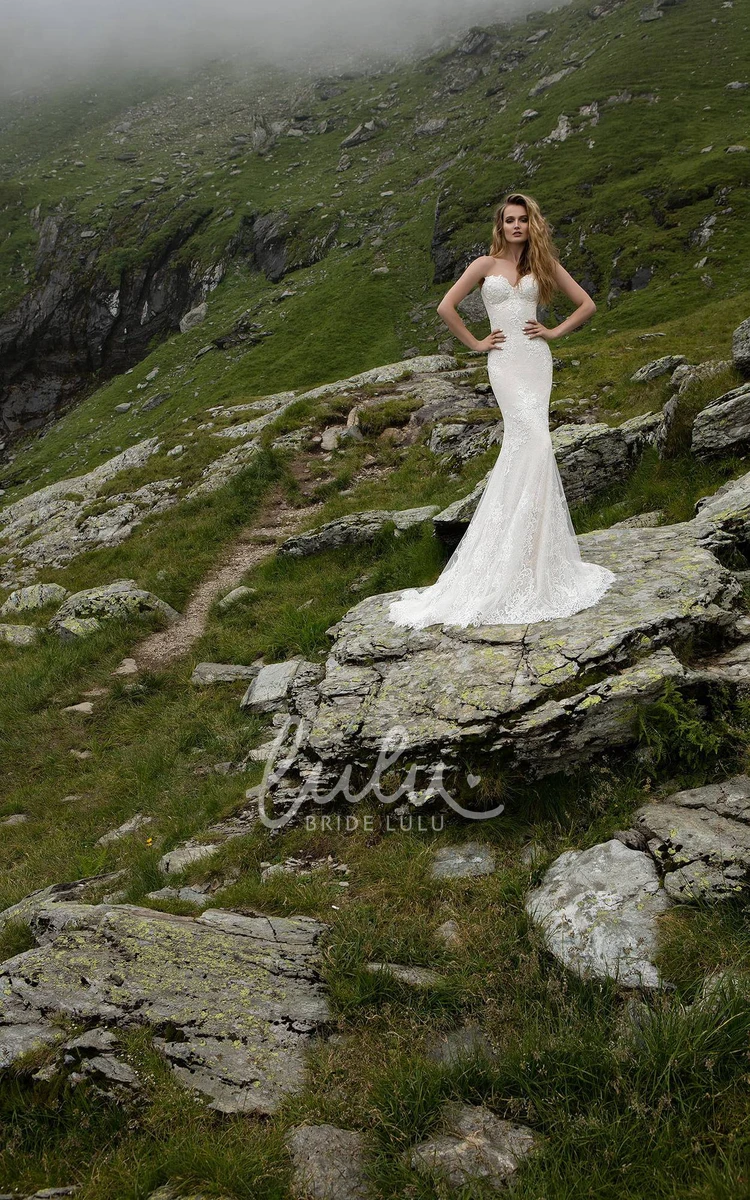 Sleeveless Lace Sheath Wedding Dress with Sweetheart Neckline