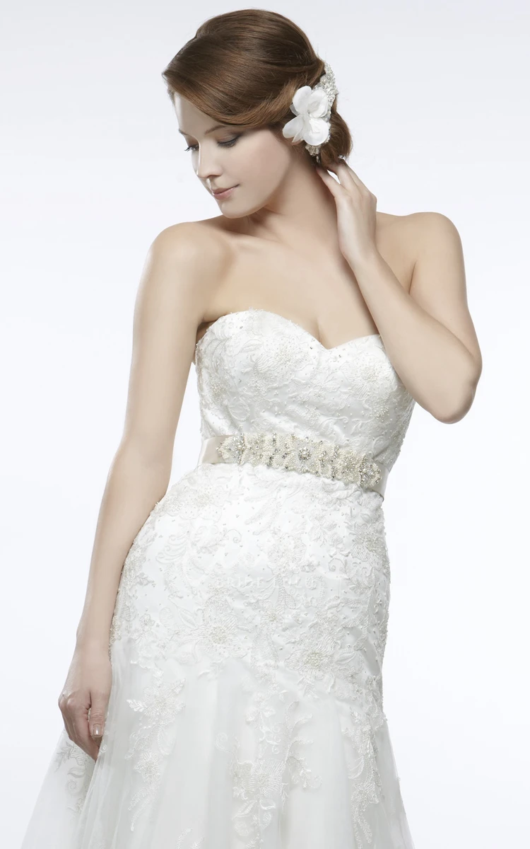 Sweetheart Tulle Wedding Dress with Appliques and V-Back Sheath Style